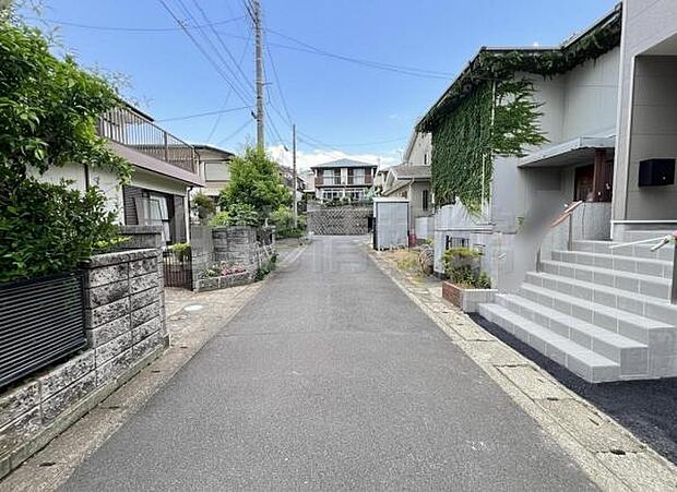 前面道路を含めた現地写真です。