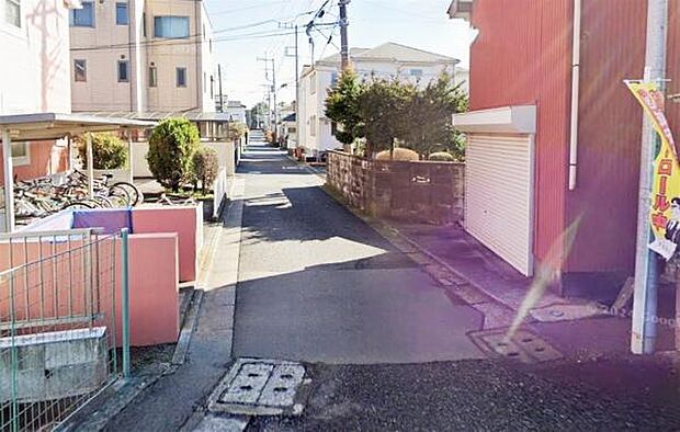 前面道路を含めた現地写真です。