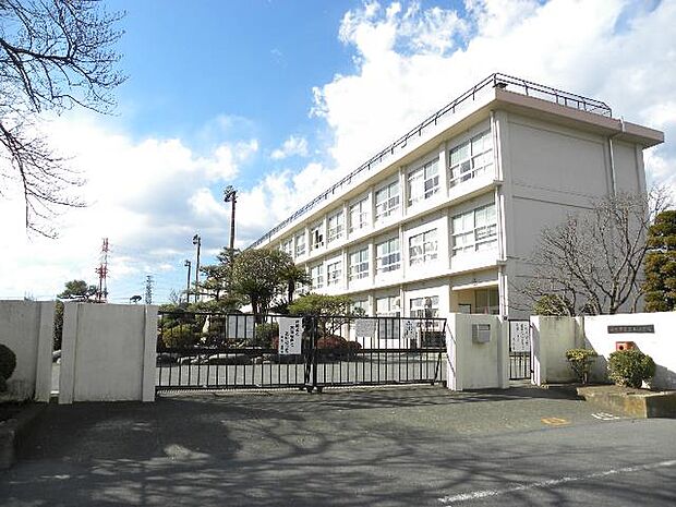 平塚市立真土小学校まで約600m(徒歩8分)