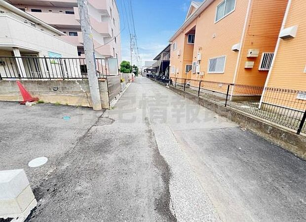 前面道路を含めた現地写真です。