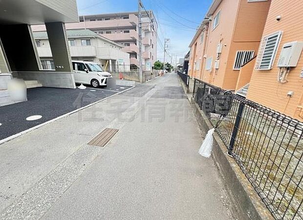 前面道路を含めた現地写真です。