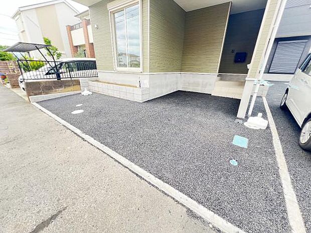 駐車場ももちろん完備しておりますのでお車所有の方にも心強いです。