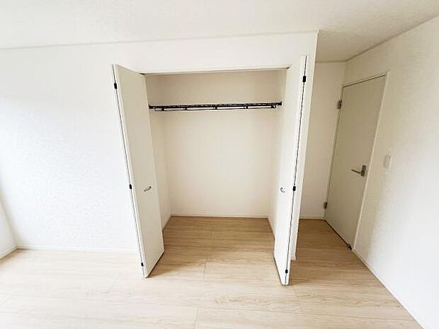 明るい広々とした主寝室でご家族ゆっくりお休みになれますね。