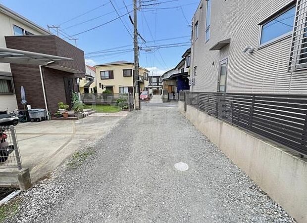 前面道路を含めた現地写真です。