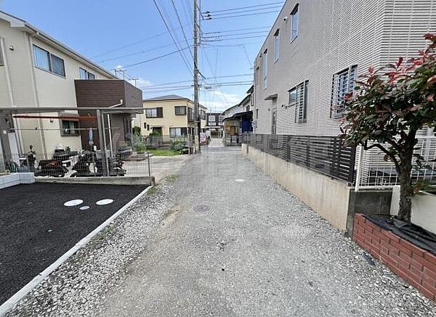 前面道路を含めた現地写真です。