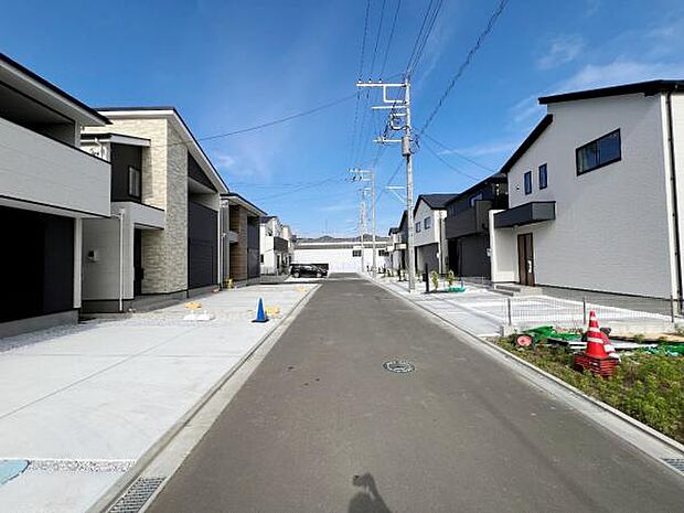 前面道路を含めた現地写真です。