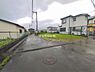 外観：前面道路を含めた現地写真です。
