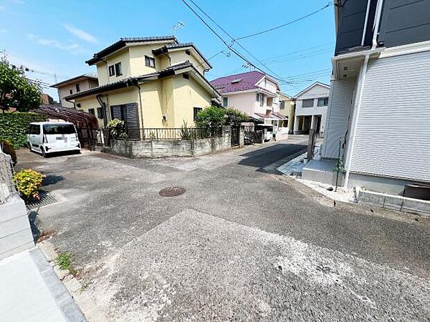 前面道路を含めた現地写真です。