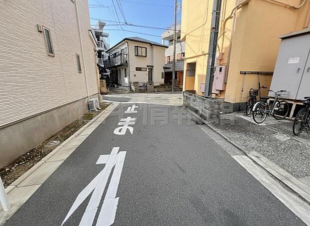 前面道路を含めた現地写真です。