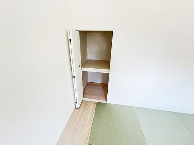 いつでもお部屋をスッキリお使い頂ける収納スペースを設置。