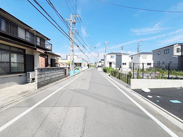 前面道路を含めた現地写真です。