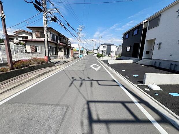 前面道路を含めた現地写真です。