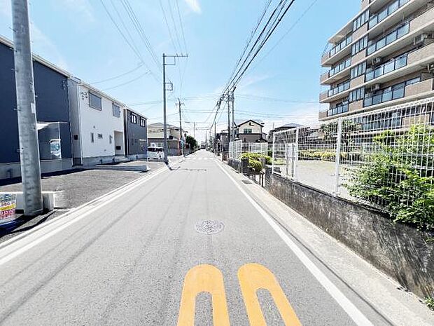 前面道路を含めた現地写真です。