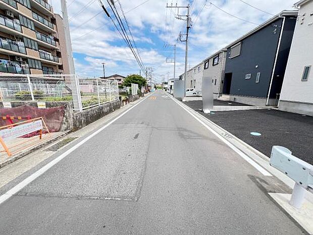 前面道路を含めた現地写真です。