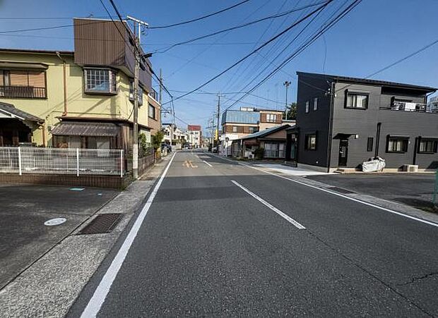 前面道路を含めた現地写真です。
