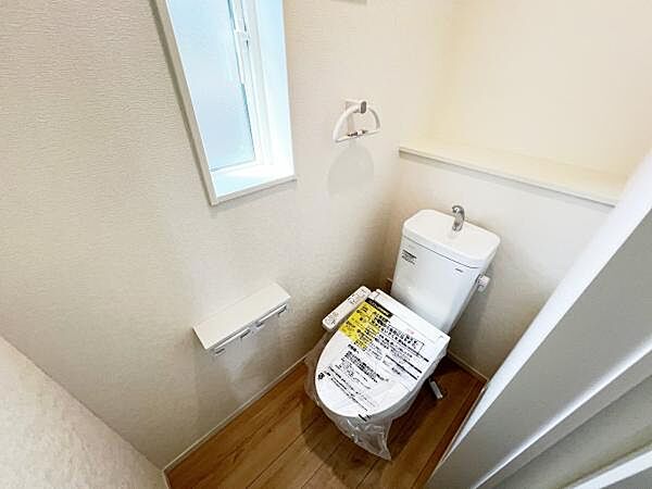 各階にトイレを設けており、ご家族が揃う時もゆとりをもってご利用いただけます。