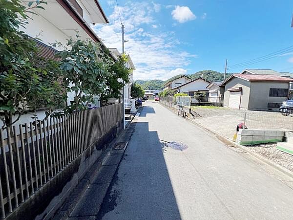 前面道路を含めた現地写真です。