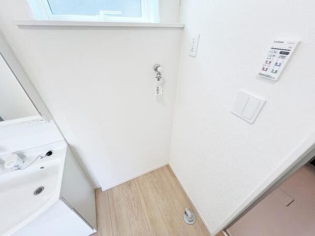独立洗面台の横にはランドリースペースがございます。