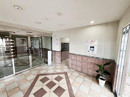 ゆったりとした印象のエントランスです。