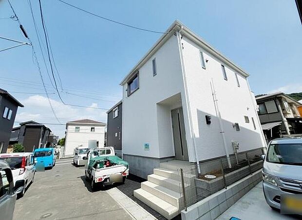 前面道路を含めた現地写真です。ぜひ周辺環境も併せてご覧ください。
