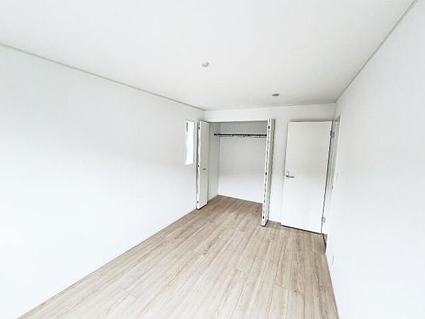 明るい広々とした主寝室でご家族ゆっくりお休みになれますね。