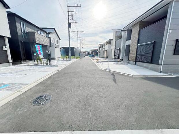 前面道路を含めた現地写真です。
