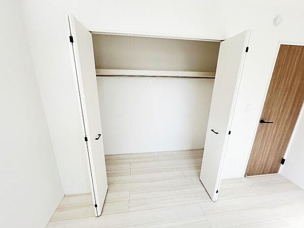 明るい広々とした主寝室でご家族ゆっくりお休みになれますね。