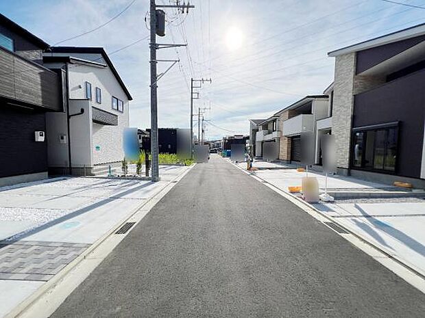 前面道路を含めた現地写真です。
