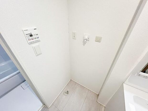 独立洗面台の横にはランドリースペースがございます。
