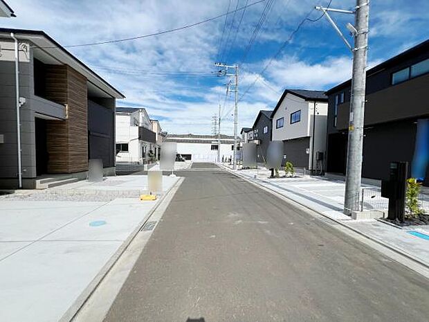 前面道路を含めた現地写真です。
