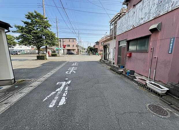 前面道路を含めた現地写真です。