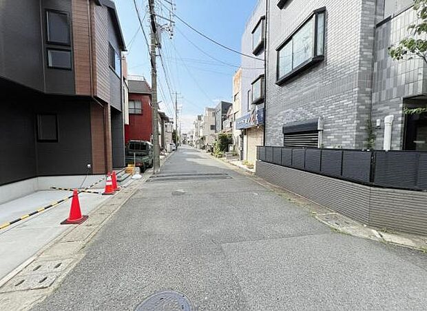 前面道路を含めた現地写真です。