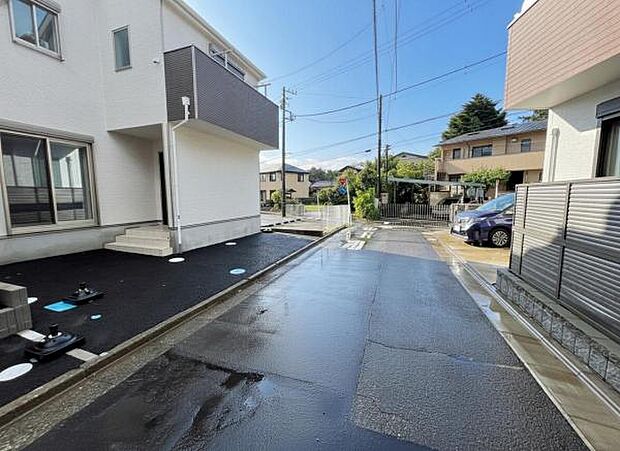 前面道路を含めた現地写真です。