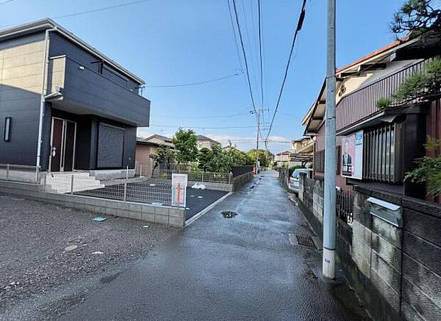 前面道路を含めた現地写真です。