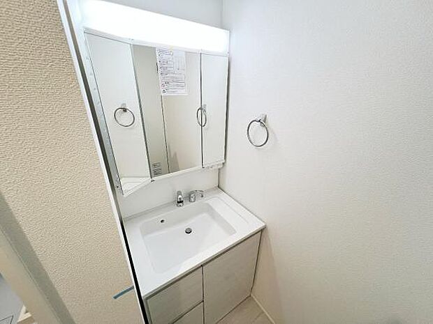 洗面化粧台です。朝の身支度から1日が始まります。