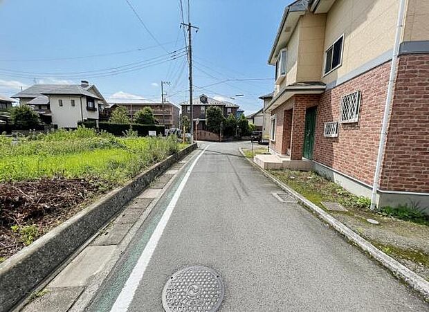 前面道路を含めた現地写真です。