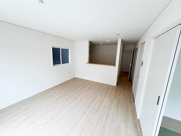 お食事中もキッチンと会話が楽しめるダイニングスペース。