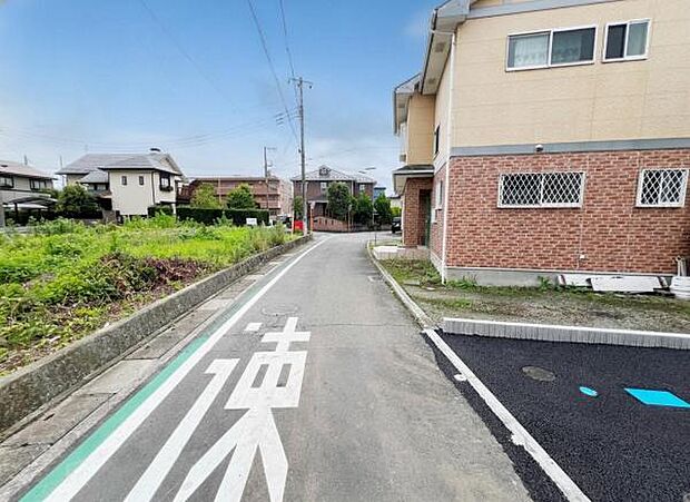 前面道路を含めた現地写真です。