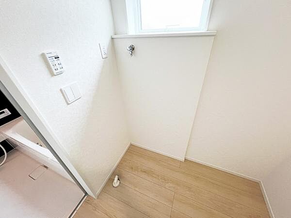横幅もあり作業しやすいランドリースペース。