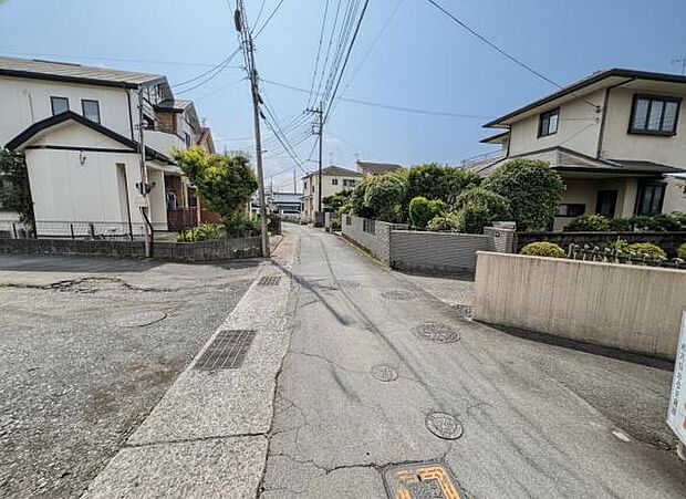 前面道路を含めた現地写真です。
