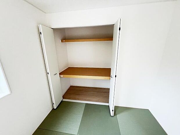 いつでもお部屋をスッキリお使い頂ける収納スペースを設置。
