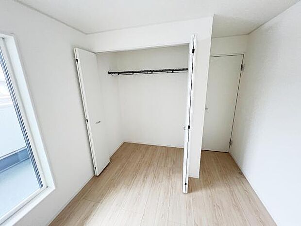 明るい広々とした主寝室でご家族ゆっくりお休みになれますね。