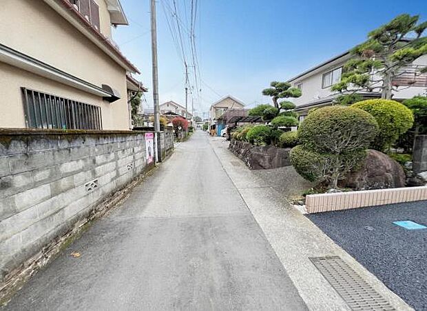 前面道路を含めた現地写真です。