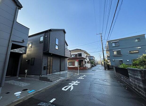 前面道路を含めた現地写真です。