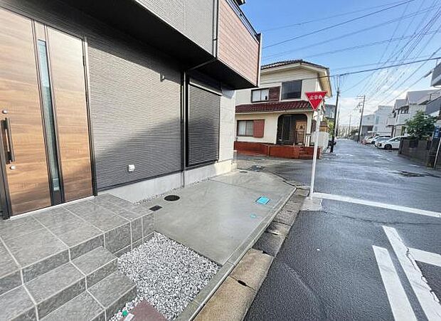 駐車場ももちろん完備しておりますのでお車所有の方にも心強いです。