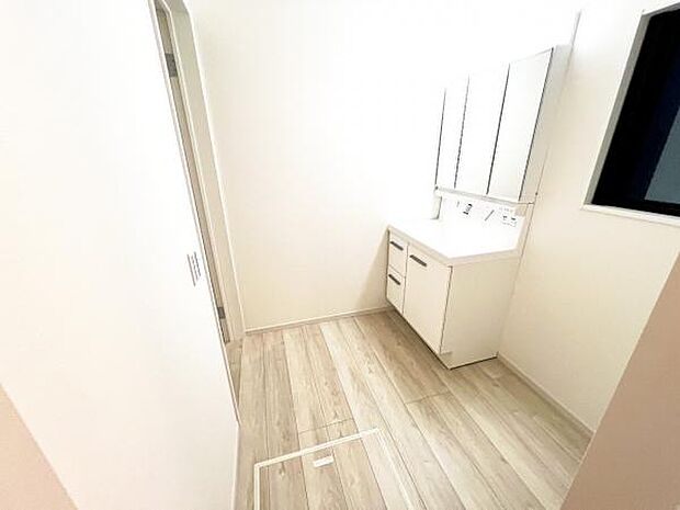 脱衣所は小さなお子様がいるご家庭にも重宝されます。