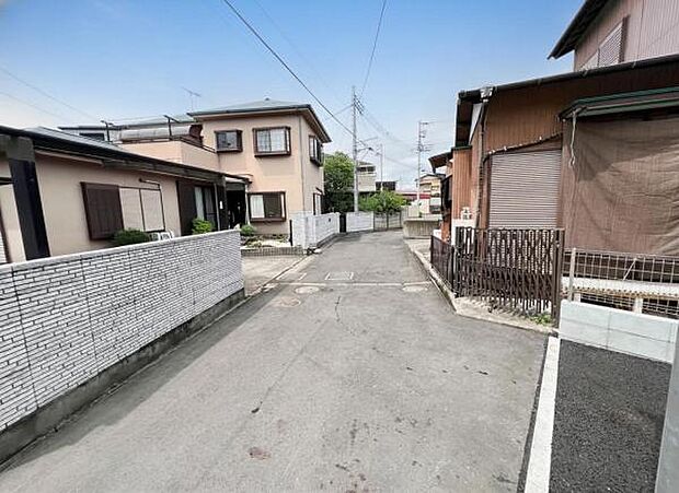 前面道路を含めた現地写真です。