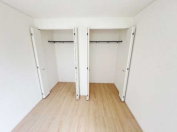 明るい広々とした主寝室でご家族ゆっくりお休みになれますね。