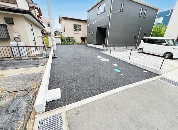 3台以上駐車可能なので、ご家族で複数台所有する際や来客時に役立ちます。