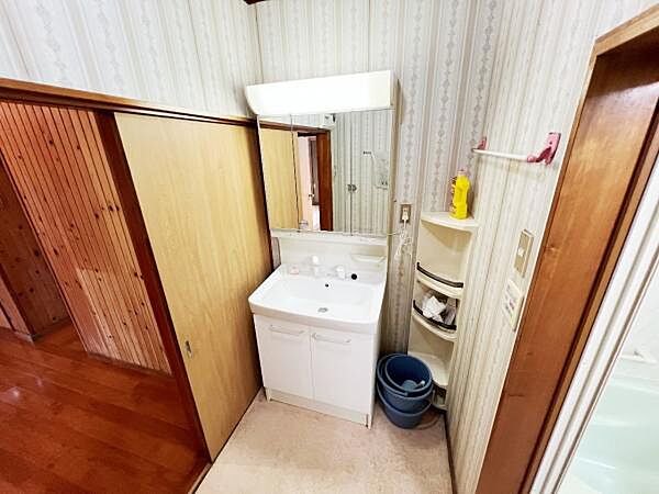 洗面化粧台です。朝の身支度から1日が始まります。